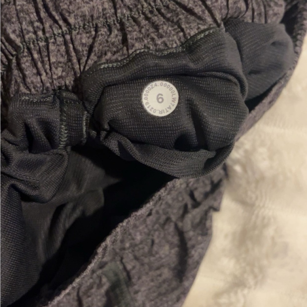 Size 6 gray and black lulu hottie hots